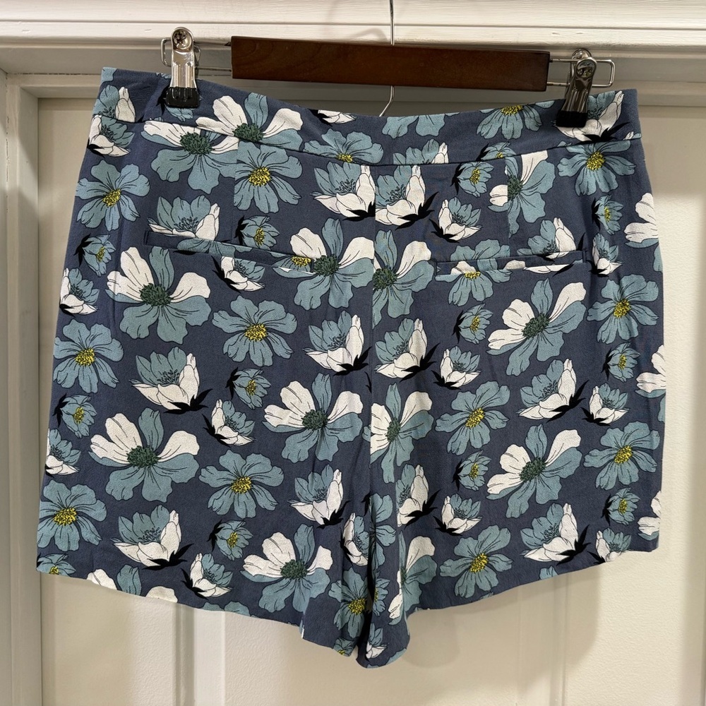 LOFT  Blue Floral Pleated Soft Shorts Size 6 - Picture 2 of 15